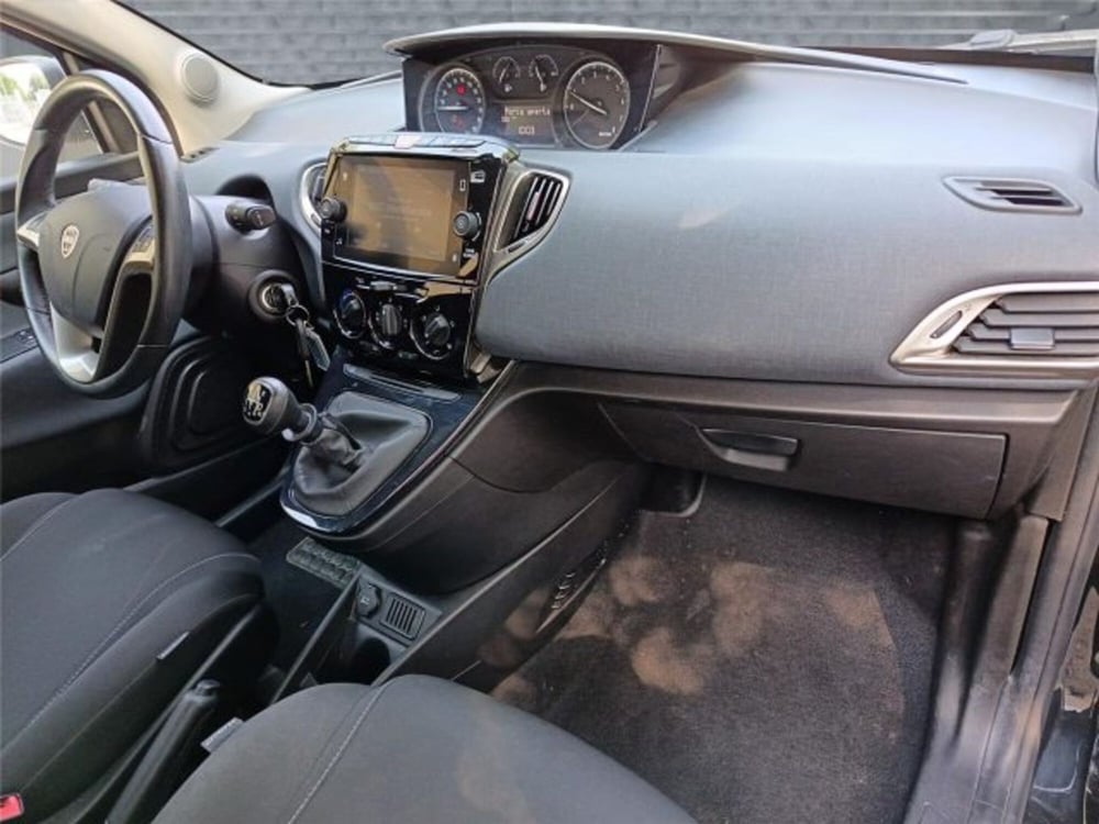 Lancia Ypsilon usata a Bari (12)