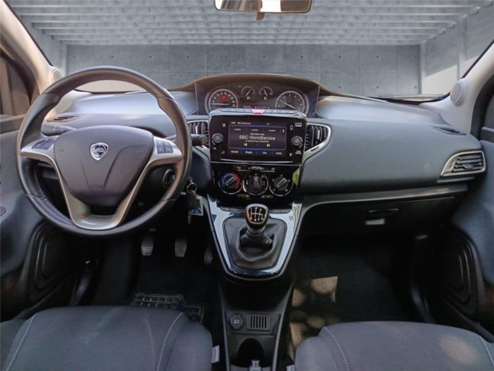 Lancia Ypsilon usata a Bari (13)