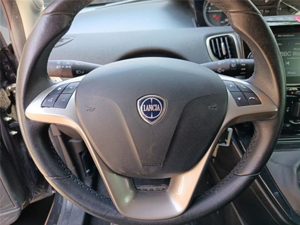 Lancia Ypsilon usata a Bari (15)
