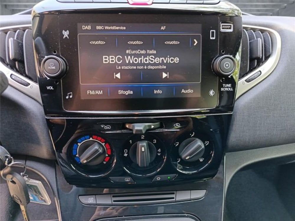 Lancia Ypsilon usata a Bari (17)