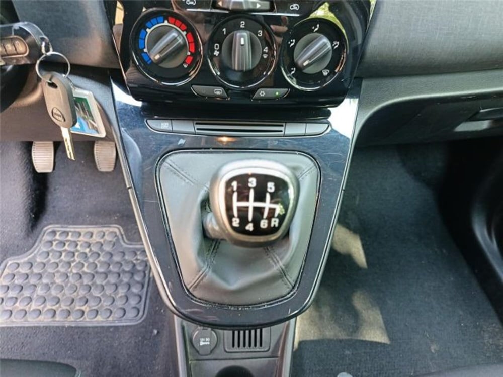 Lancia Ypsilon usata a Bari (18)