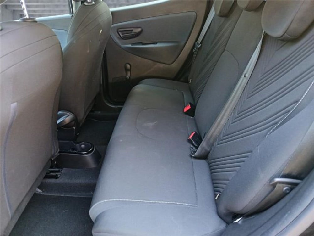 Lancia Ypsilon usata a Bari (20)
