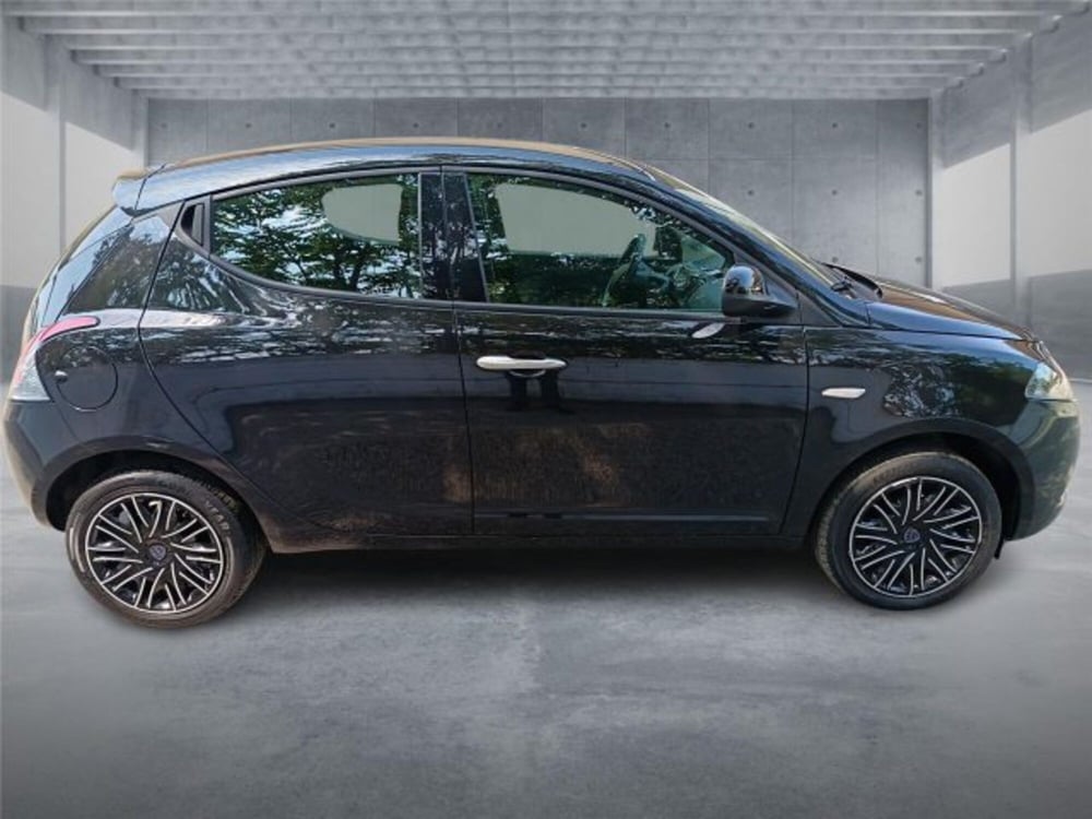 Lancia Ypsilon usata a Bari (7)
