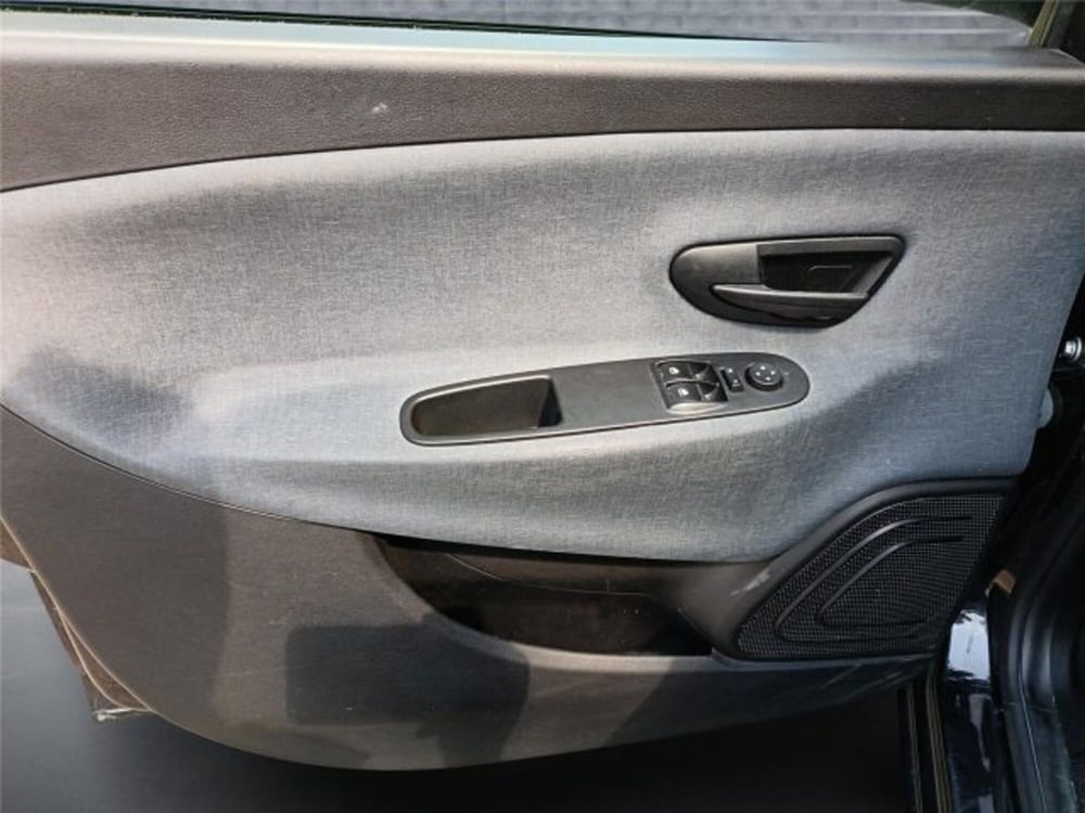 Lancia Ypsilon usata a Bari (9)