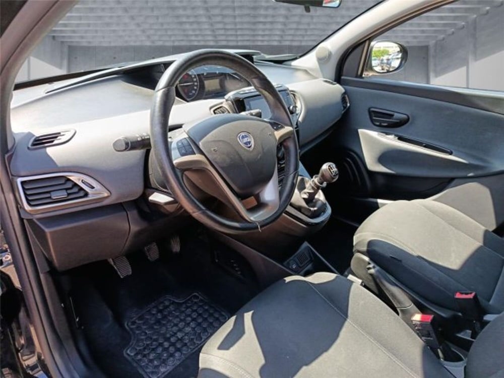 Lancia Ypsilon usata a Bari (10)