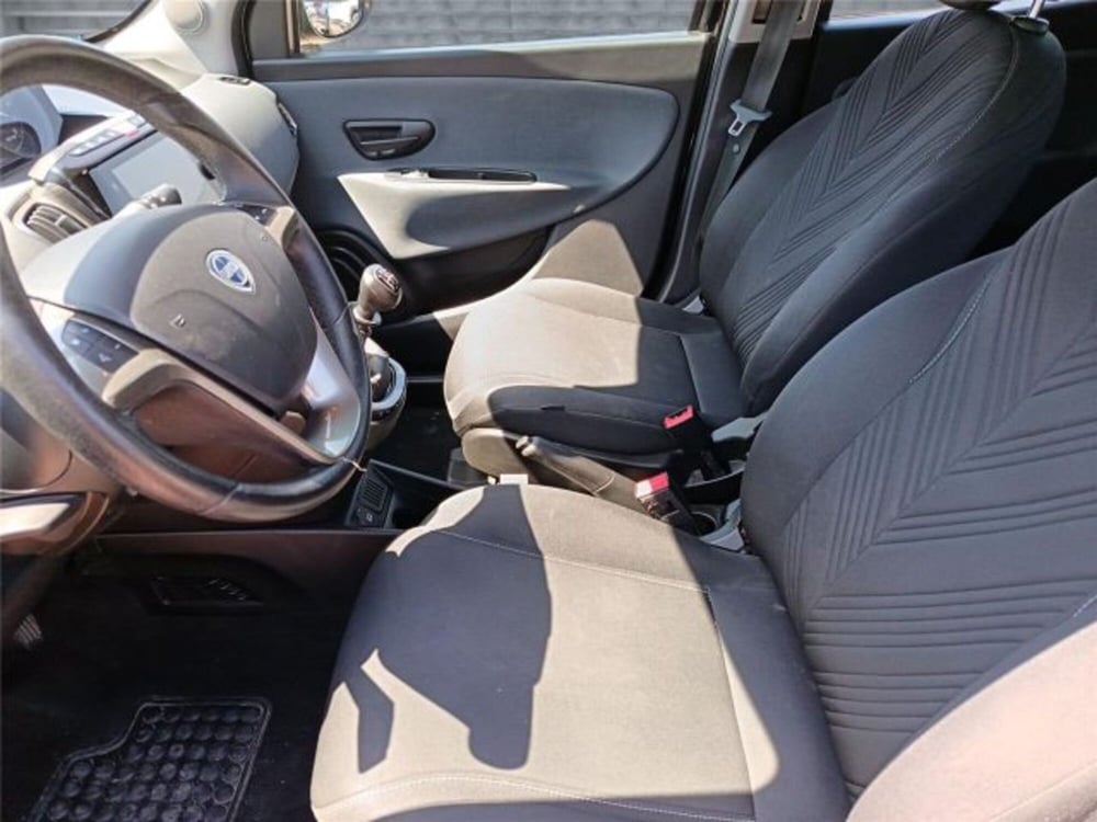 Lancia Ypsilon usata a Bari (11)