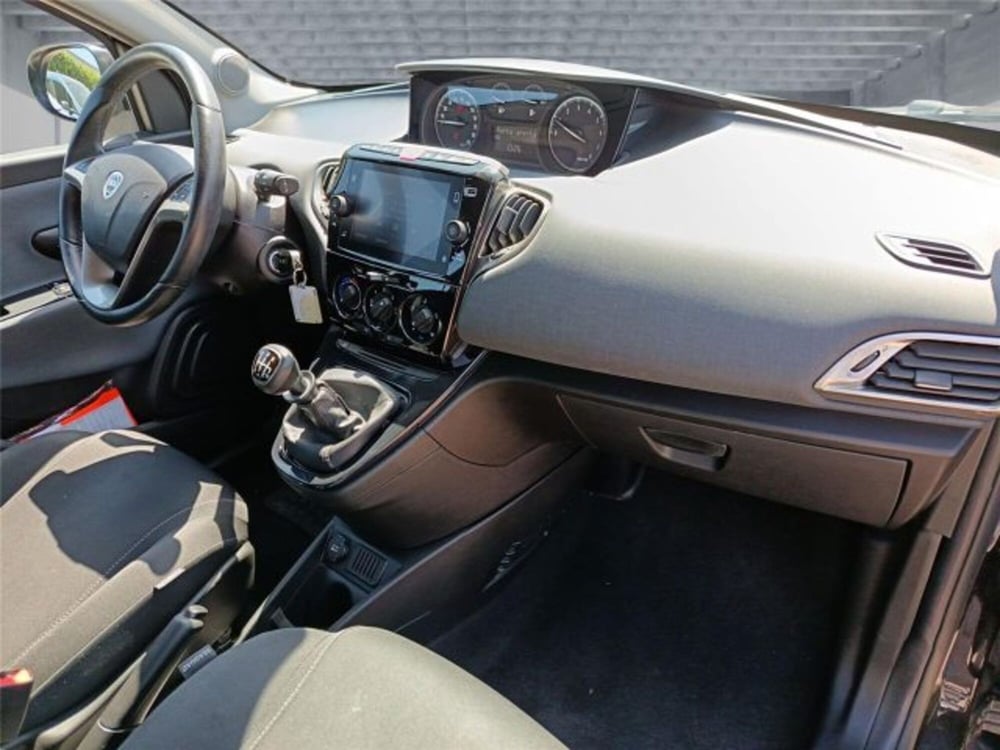 Lancia Ypsilon usata a Bari (12)