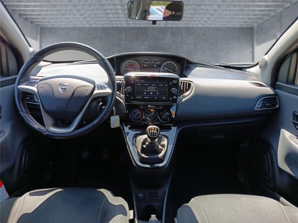 Lancia Ypsilon usata a Bari (13)
