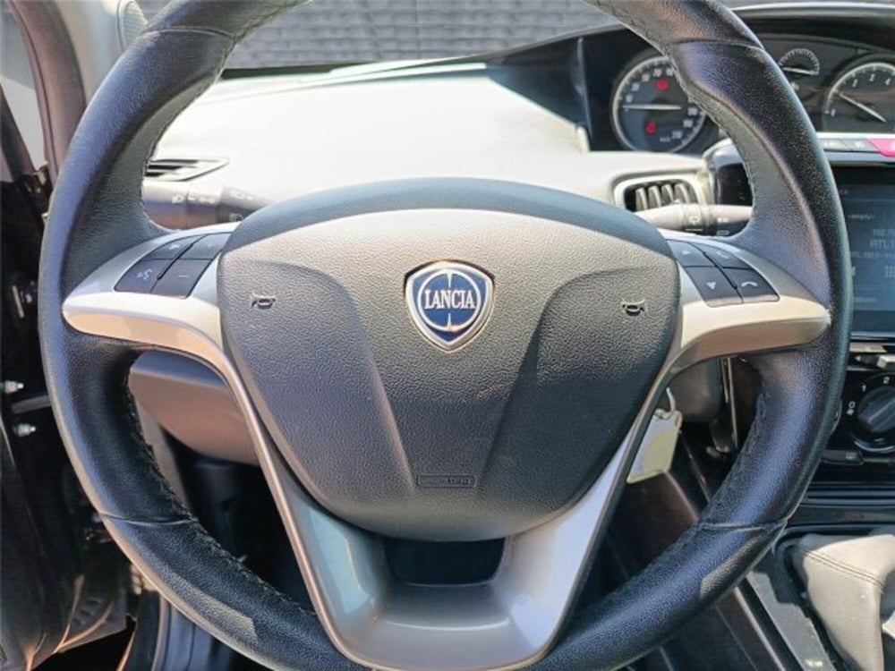 Lancia Ypsilon usata a Bari (15)