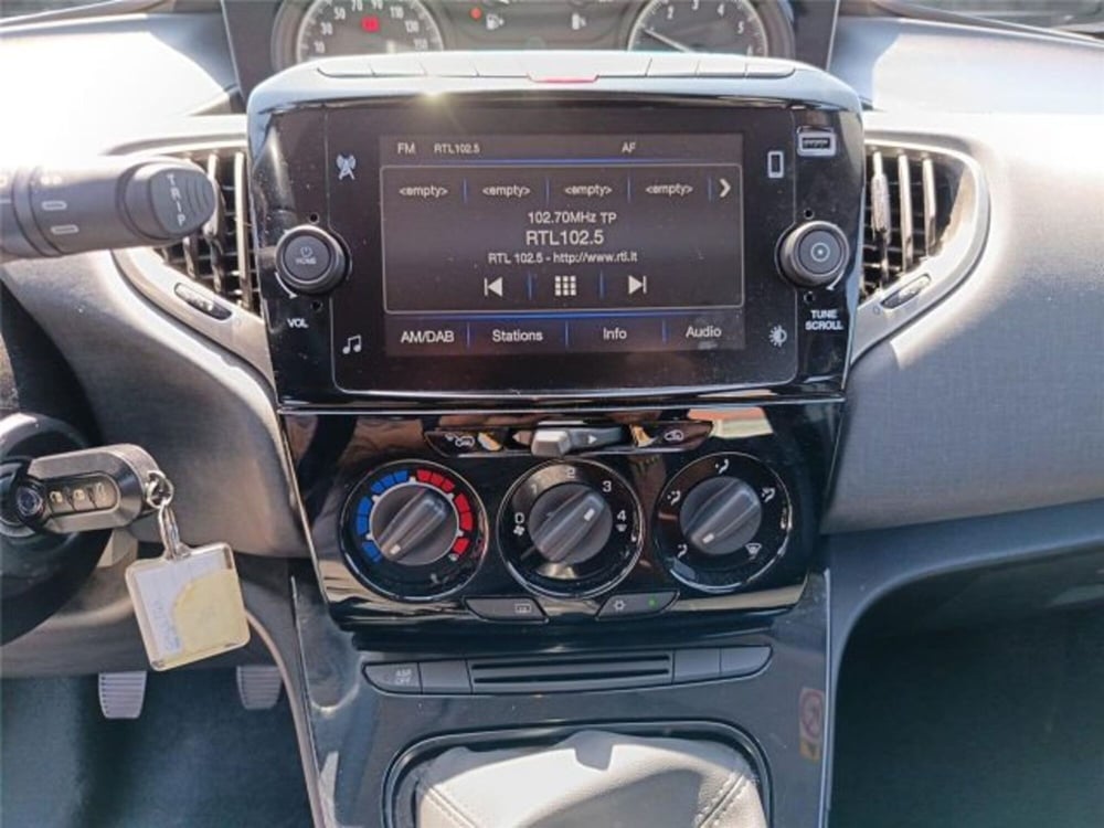 Lancia Ypsilon usata a Bari (17)