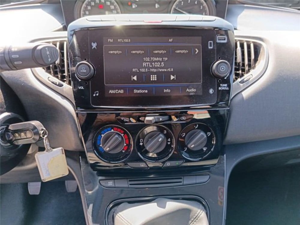 Lancia Ypsilon usata a Bari (18)