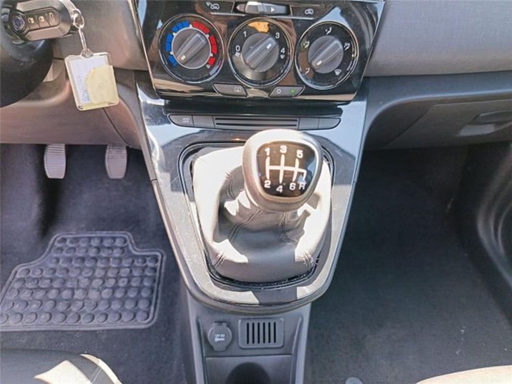 Lancia Ypsilon usata a Bari (19)