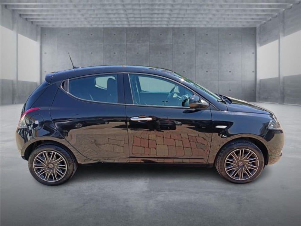 Lancia Ypsilon usata a Bari (7)
