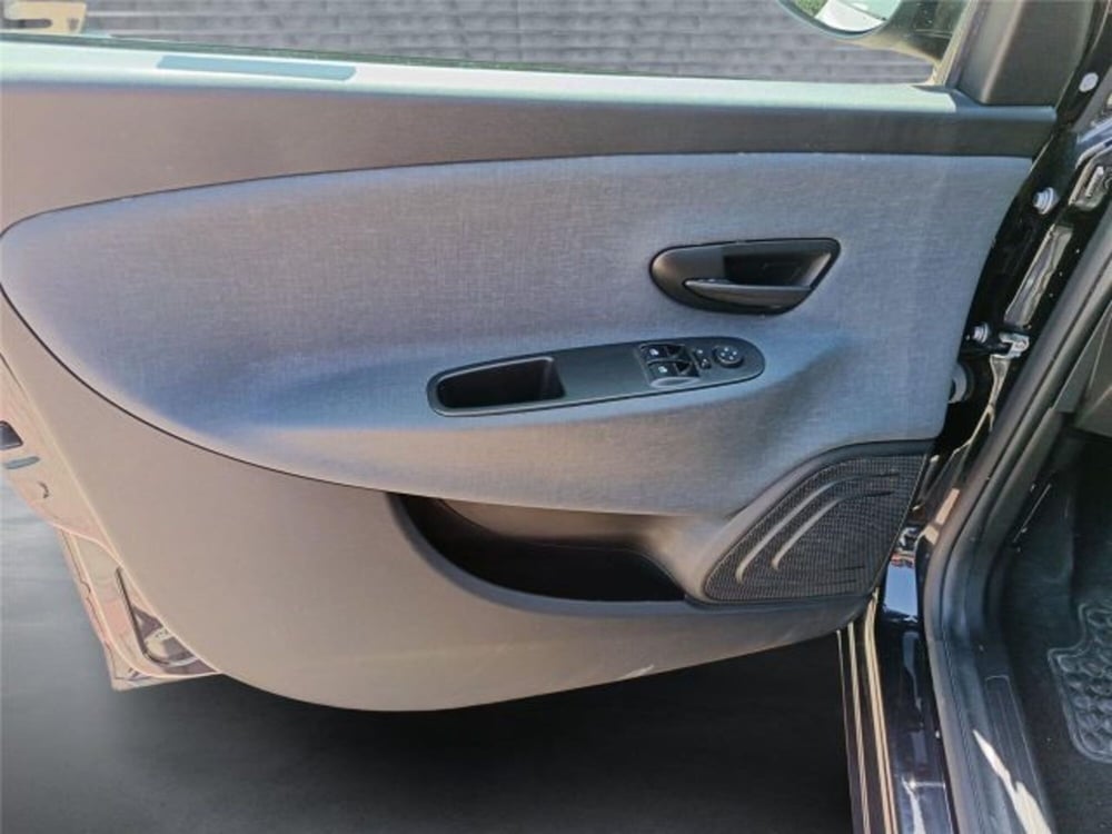 Lancia Ypsilon usata a Bari (9)