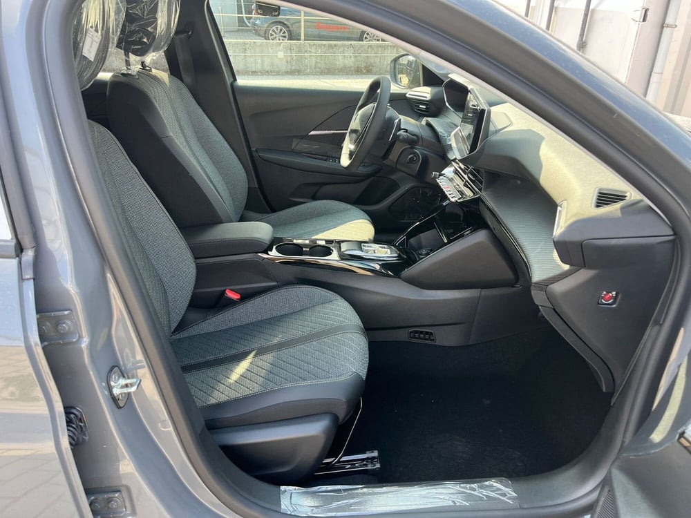 Peugeot 208 nuova a Milano (12)