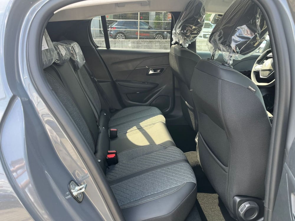 Peugeot 208 nuova a Milano (14)