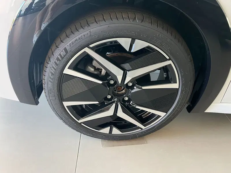 Peugeot 208 nuova a Milano (10)