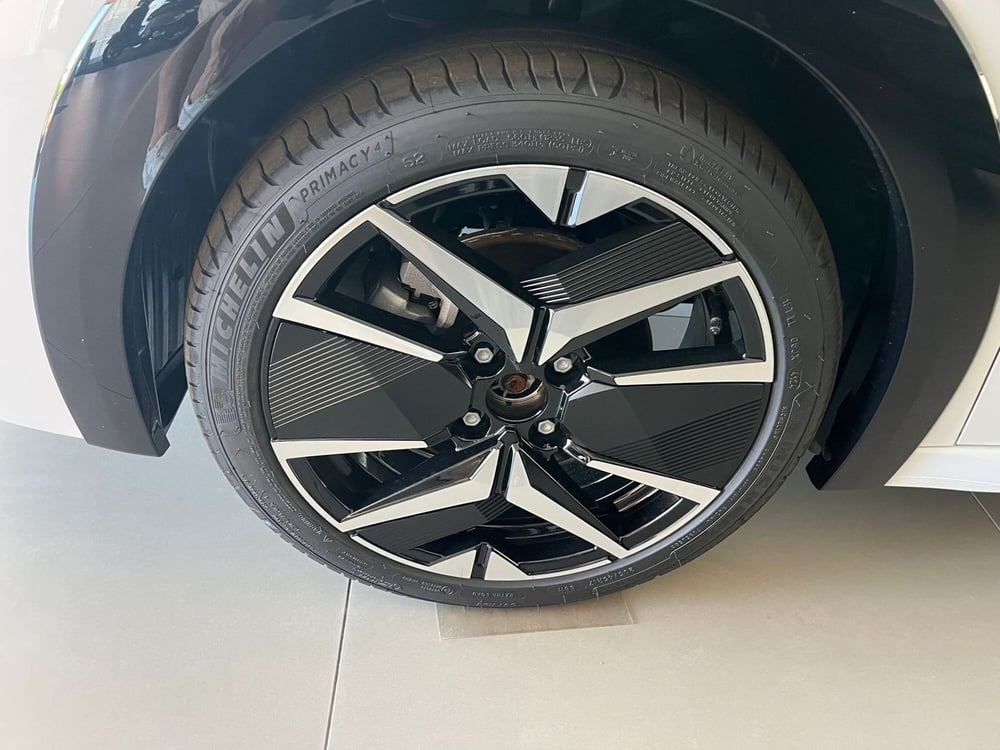Peugeot 208 nuova a Milano (10)