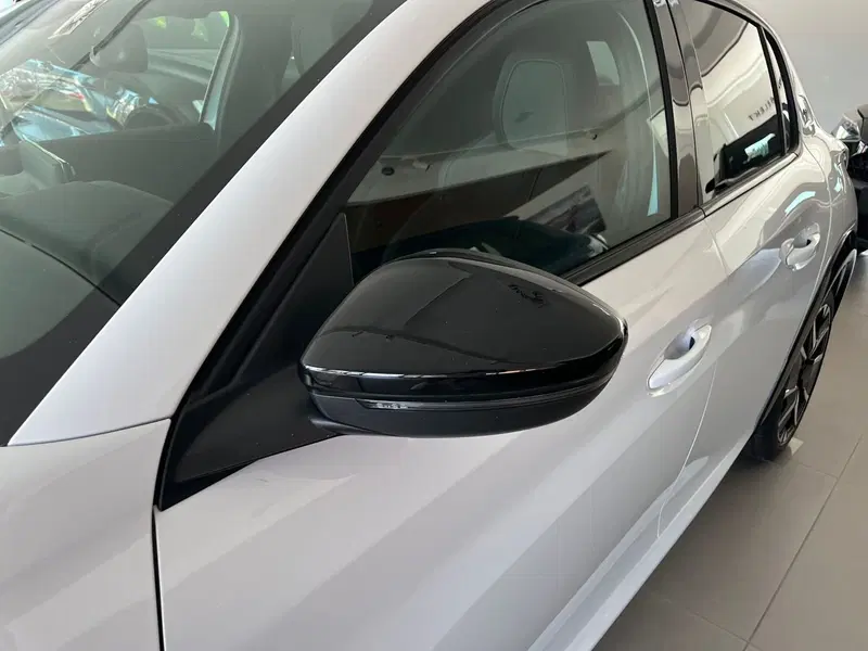 Peugeot 208 nuova a Milano (11)