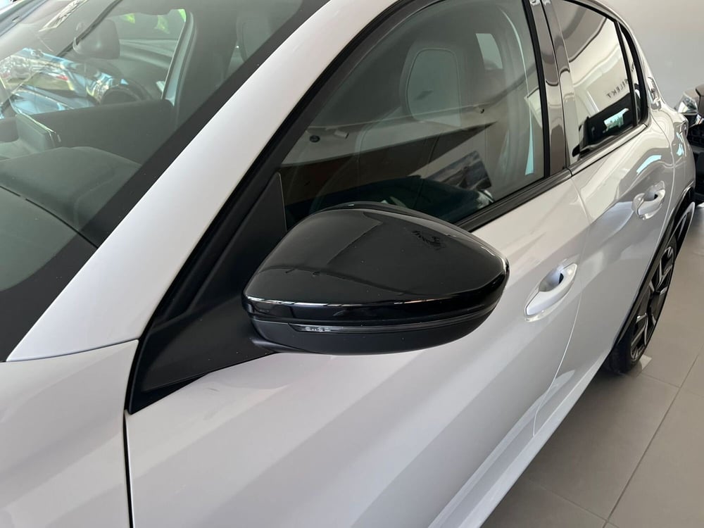 Peugeot 208 nuova a Milano (11)