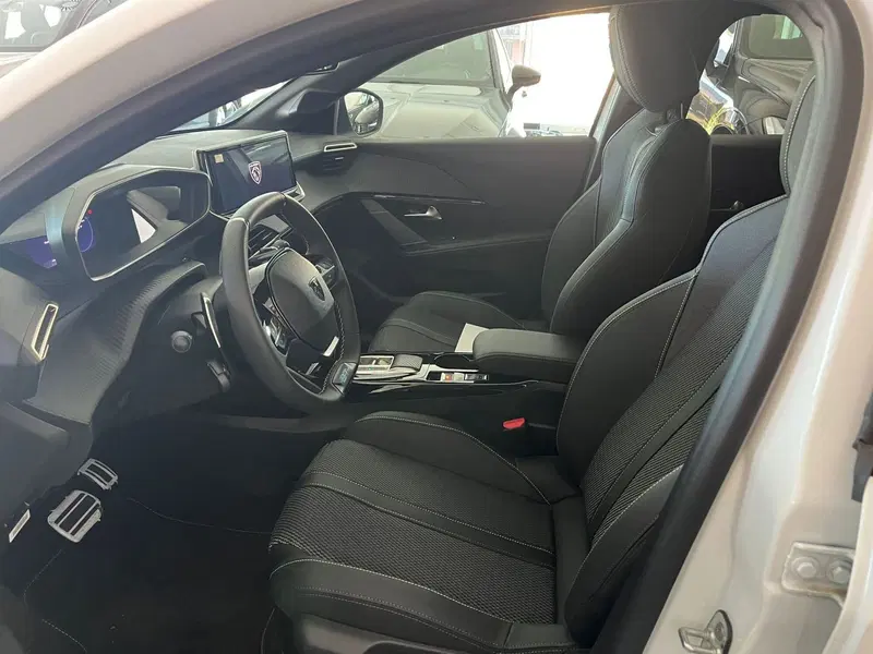 Peugeot 208 nuova a Milano (12)
