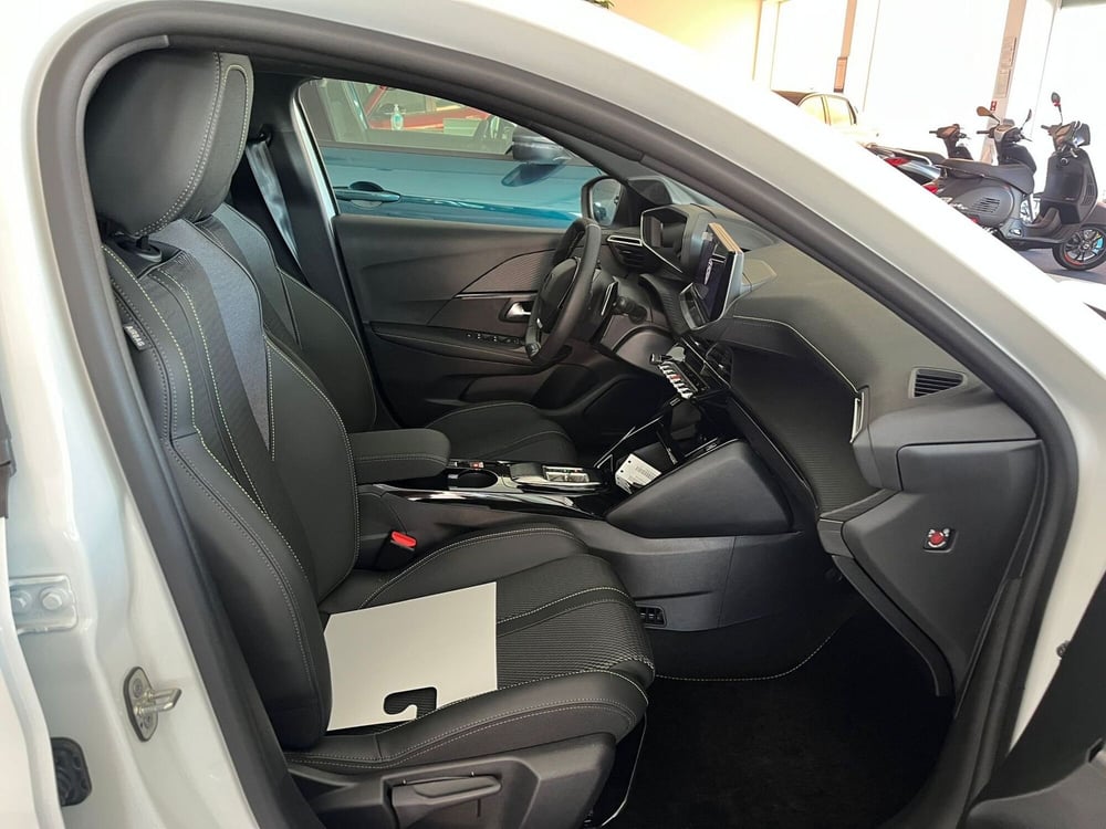 Peugeot 208 nuova a Milano (15)