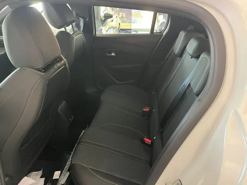 Peugeot 208 nuova a Milano (16)