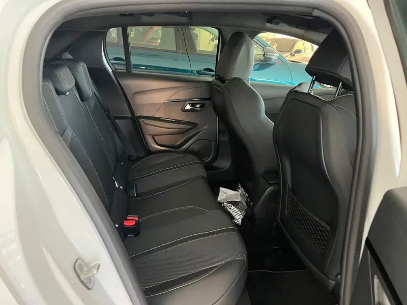 Peugeot 208 nuova a Milano (17)