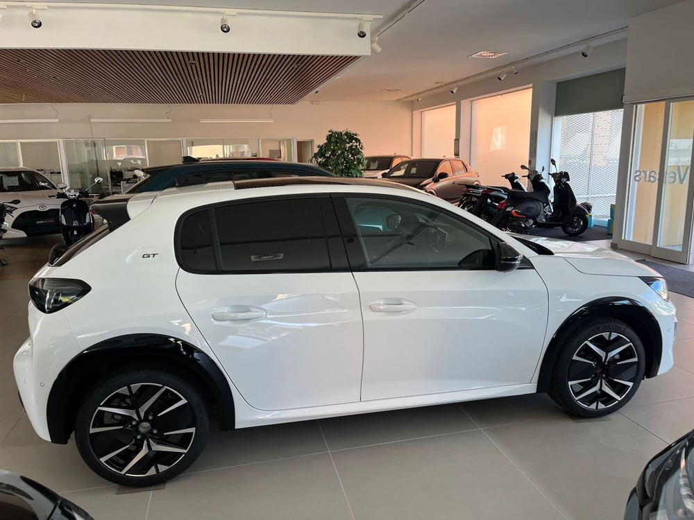 Peugeot 208 nuova a Milano (4)