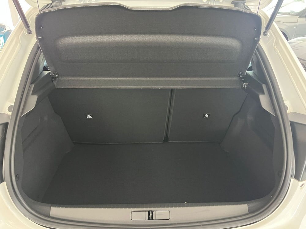 Peugeot 208 nuova a Milano (9)