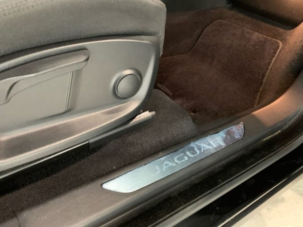 Jaguar E-Pace usata a Livorno (18)