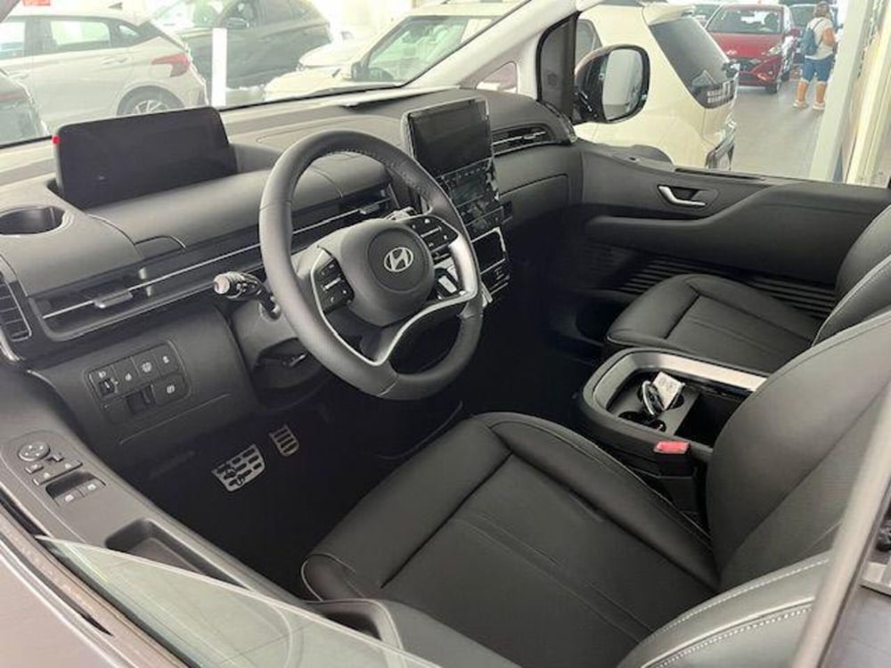 Hyundai Staria nuova a Verbano Cusio Ossola (12)