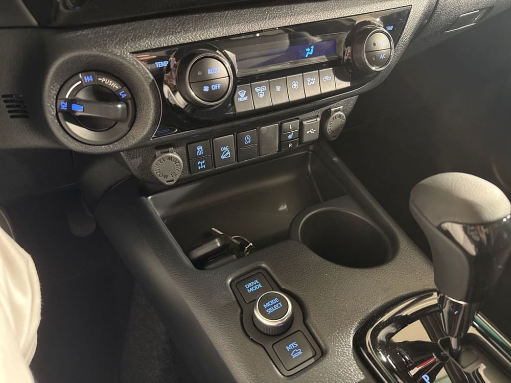 Toyota Hilux nuova a Lecco (12)