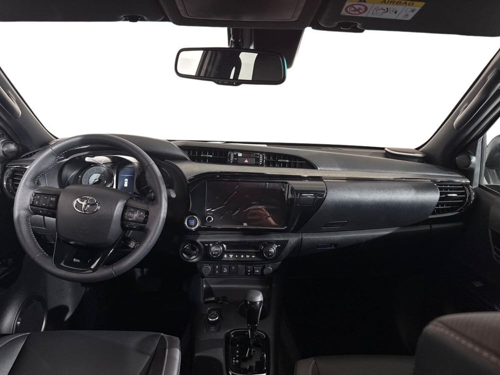 Toyota Hilux nuova a Lecco (7)