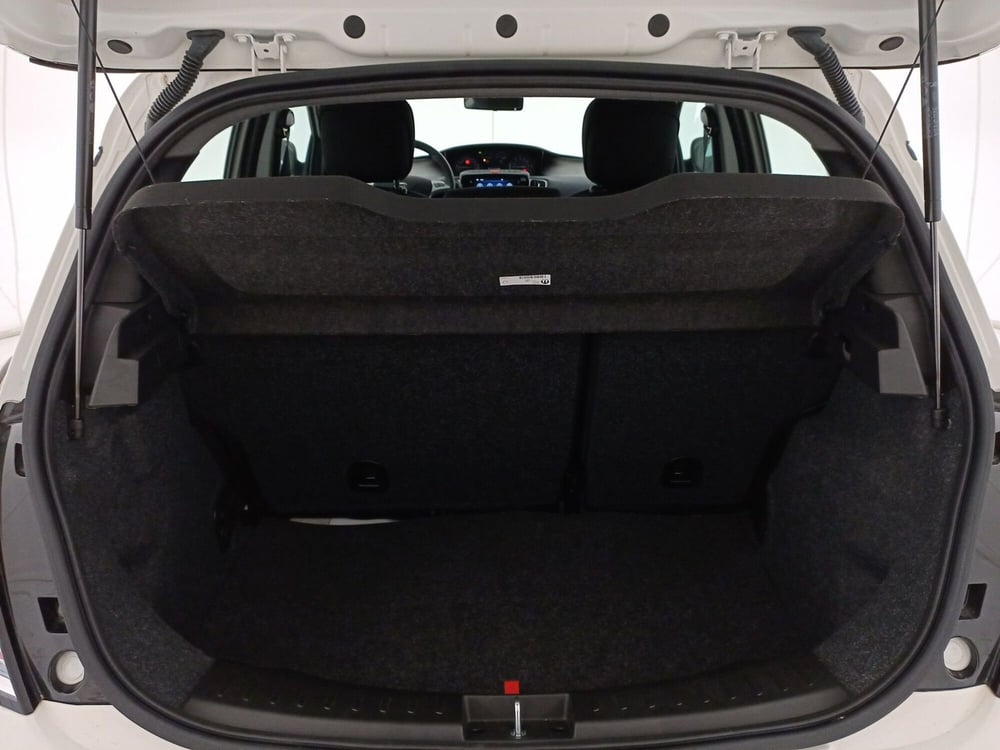 Lancia Ypsilon usata a Bari (13)