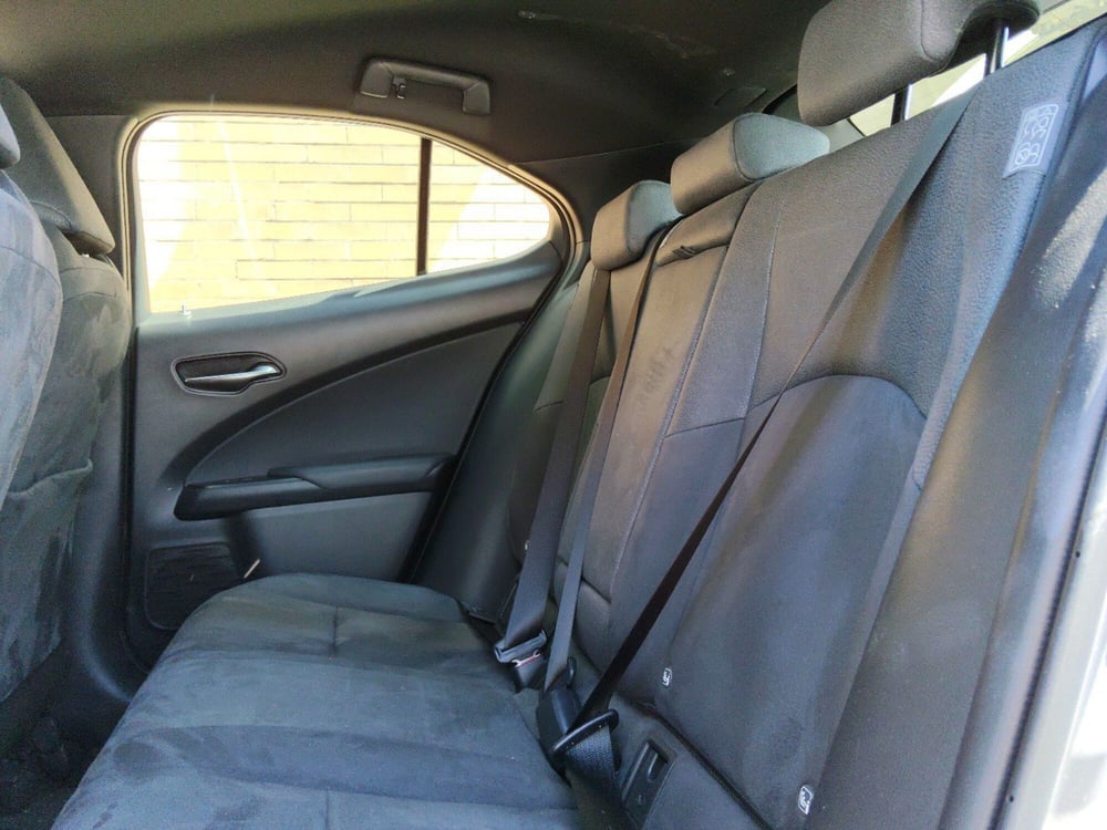 Lexus UX usata a Pescara (11)