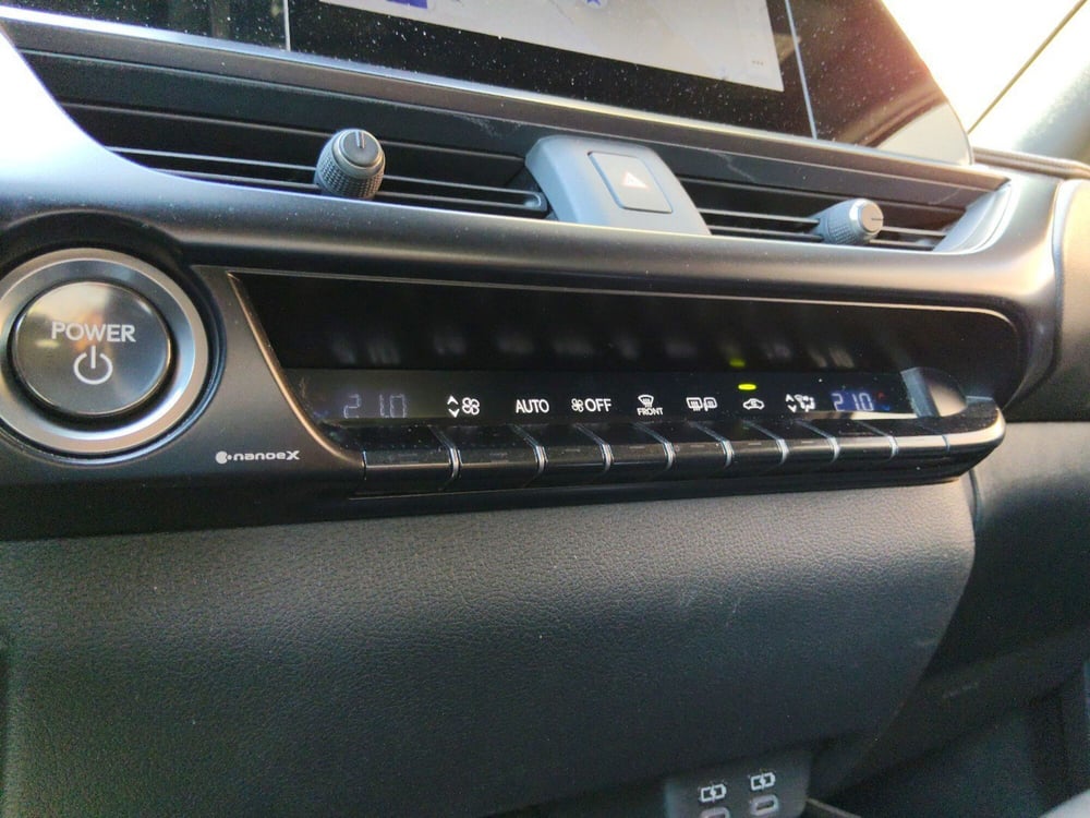 Lexus UX usata a Pescara (15)