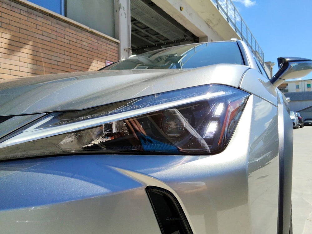 Lexus UX usata a Pescara (8)