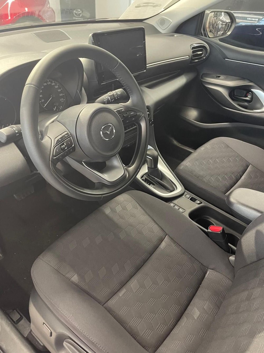 Mazda Mazda2 Hybrid nuova a Prato (10)