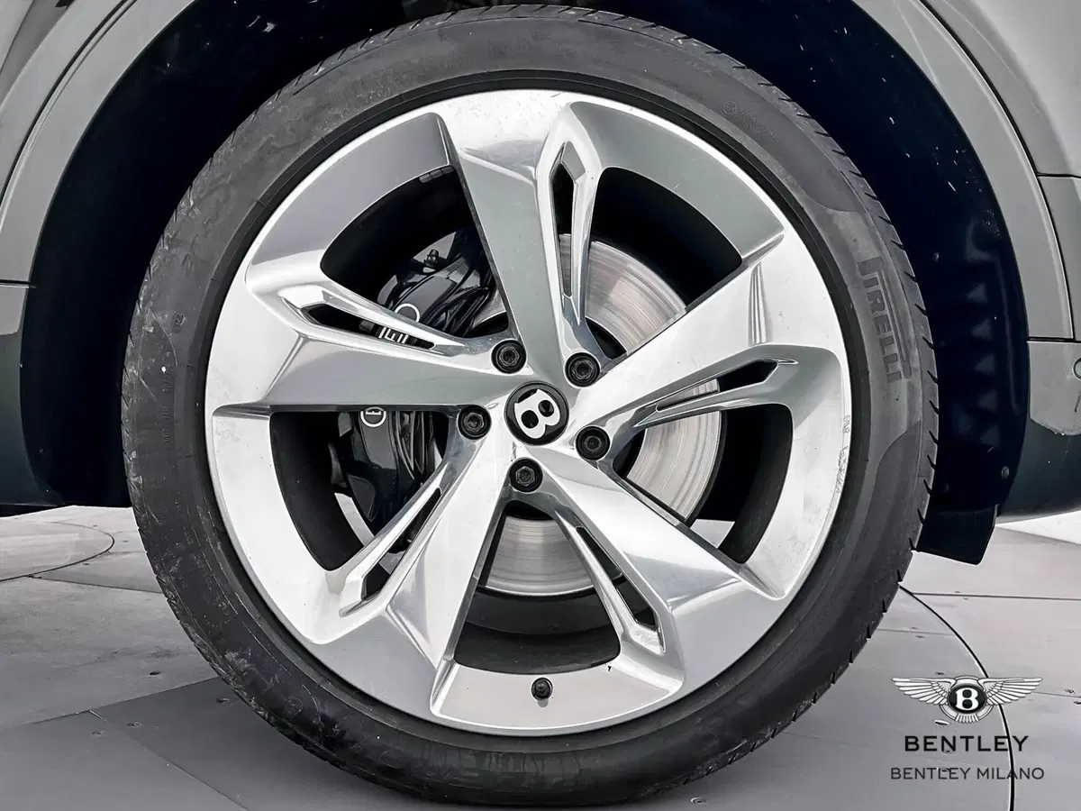 Bentley Bentayga usata a Milano (8)