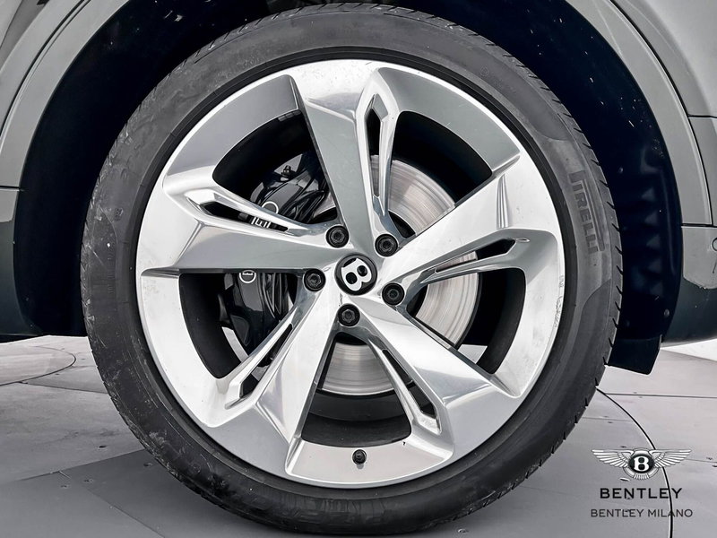 Bentley Bentayga usata a Milano (8)