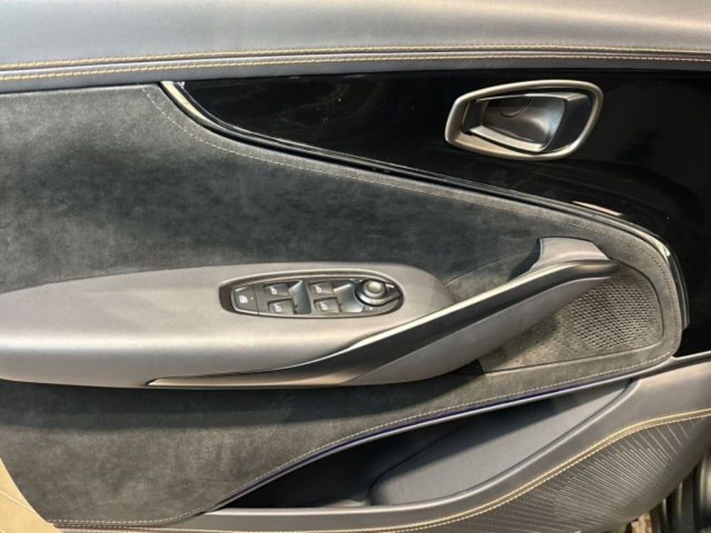 Aston Martin DBX nuova a Bologna (10)