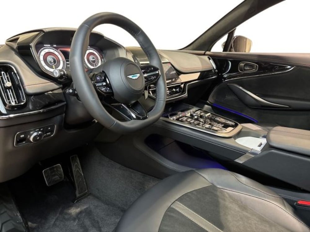 Aston Martin DBX nuova a Bologna (11)