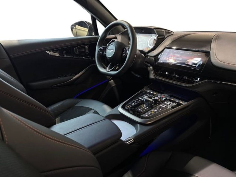 Aston Martin DBX nuova a Bologna (15)