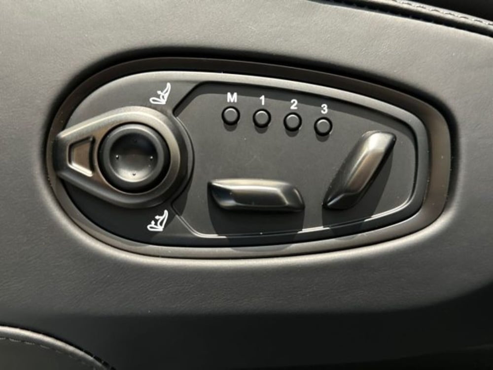 Aston Martin DBX usata a Bologna (17)