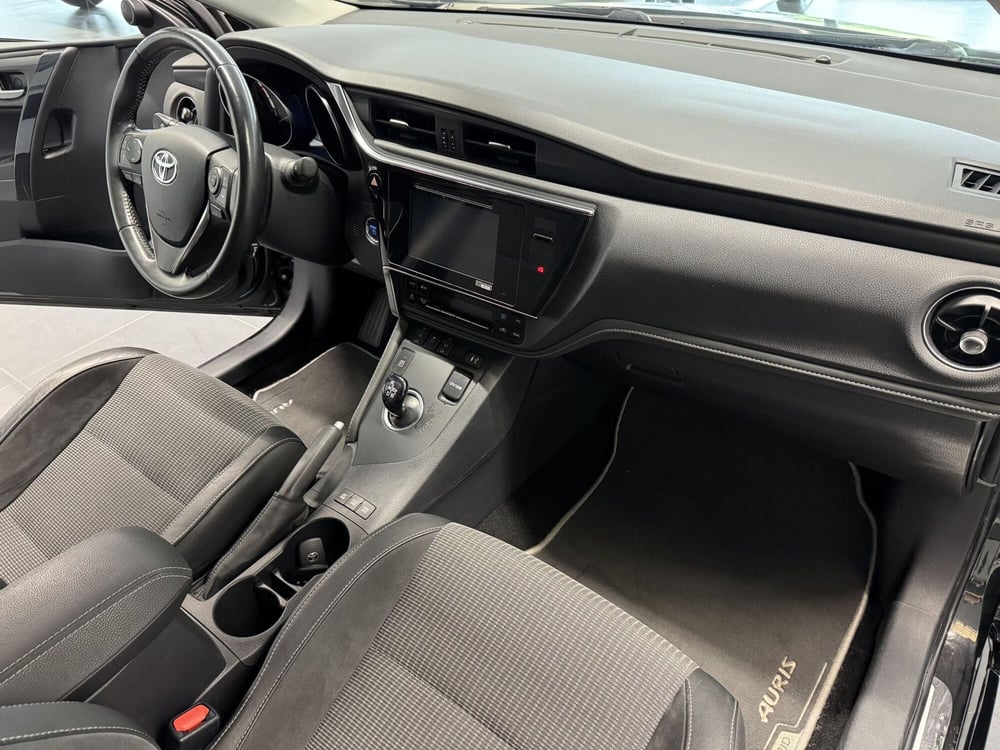 Toyota Auris Station Wagon usata a Como (5)