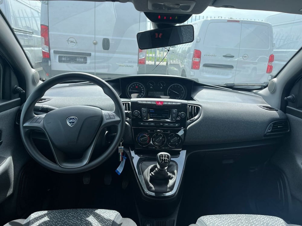 Lancia Ypsilon usata a Milano (16)