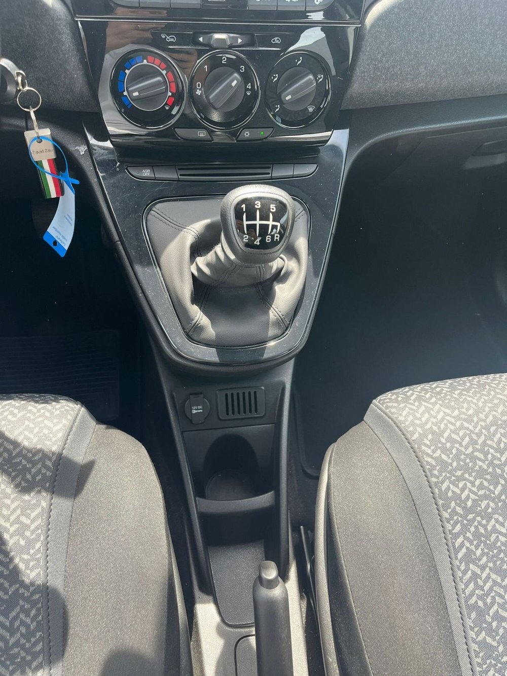Lancia Ypsilon usata a Milano (18)