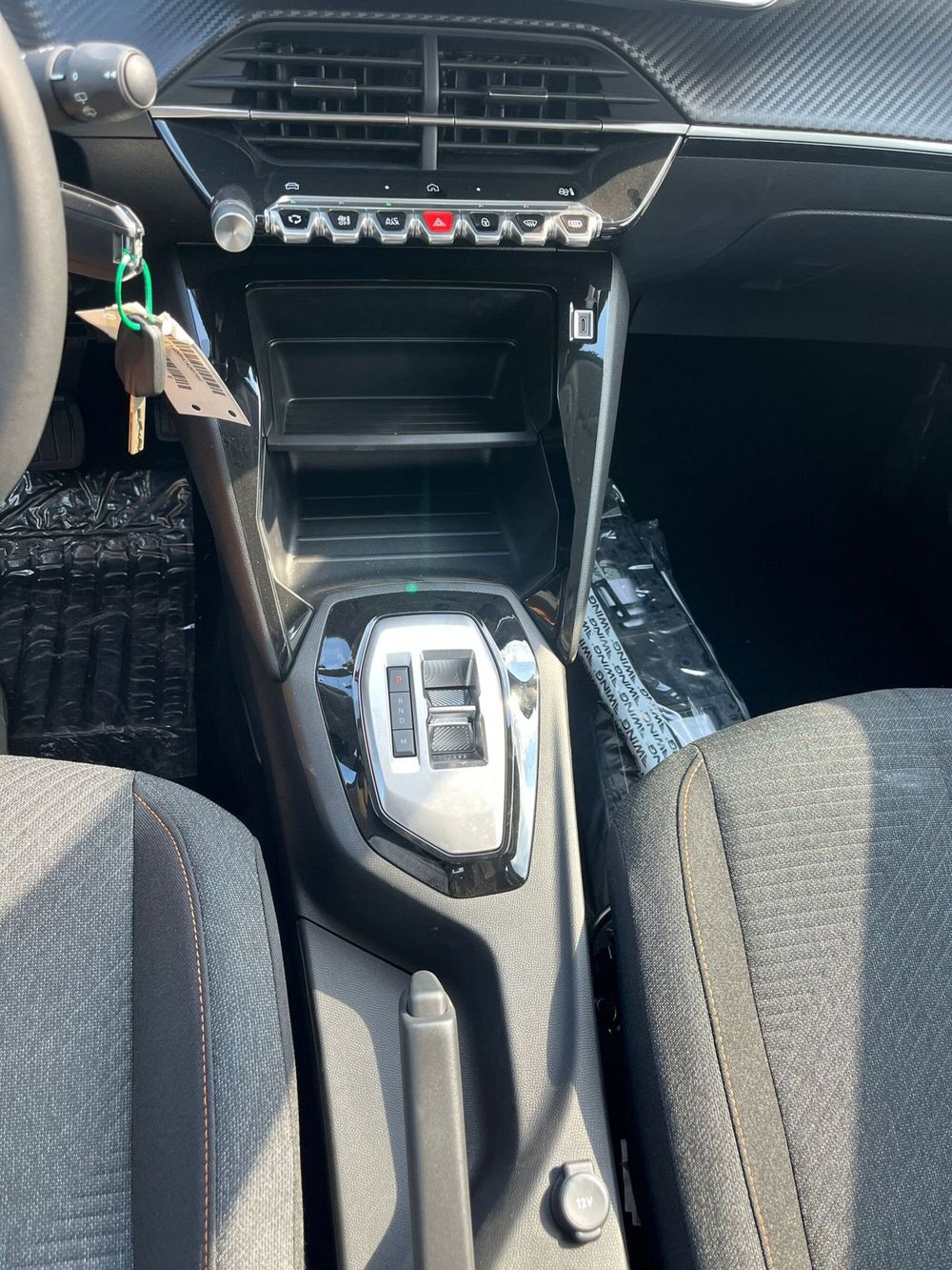 Peugeot 208 nuova a Milano (11)