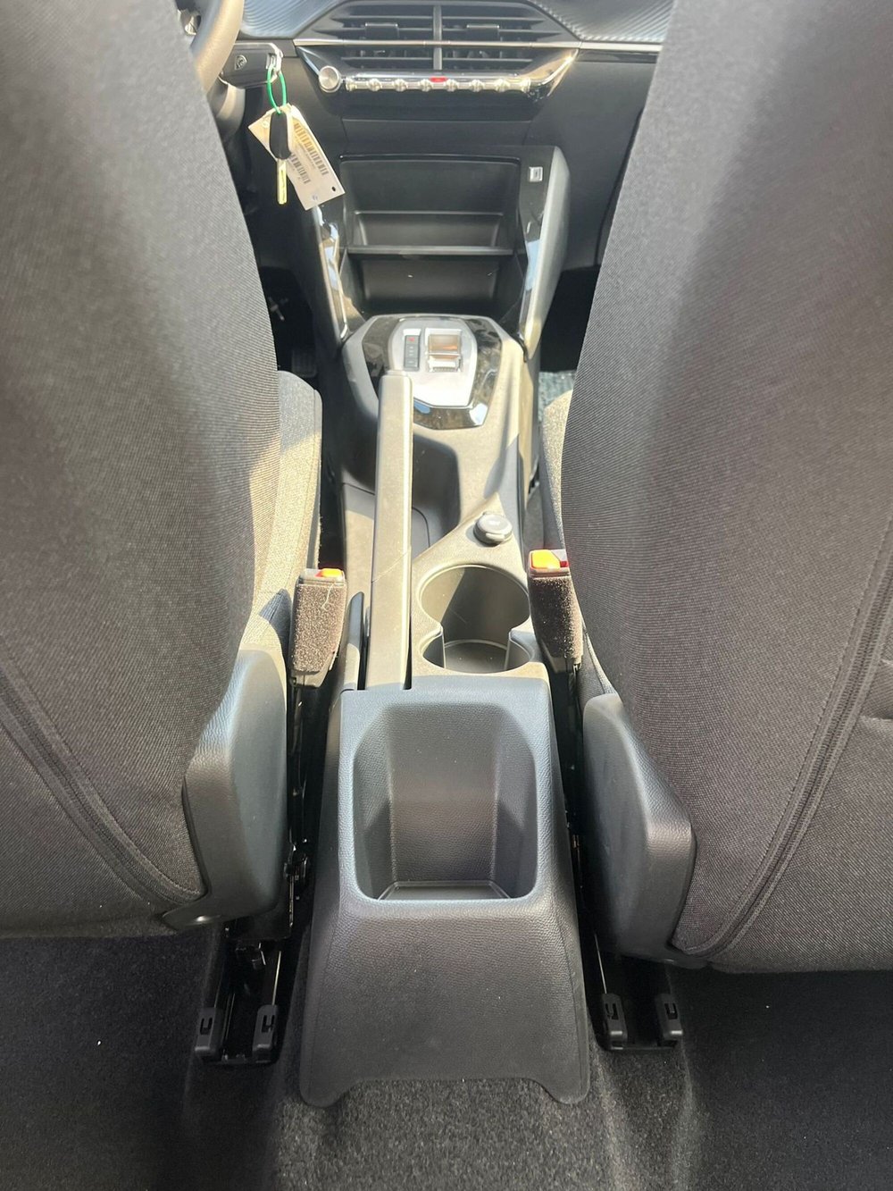 Peugeot 208 nuova a Milano (12)